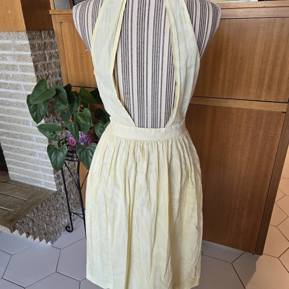 Vintage Pin-Up style Yellow Sleeveless Button-Down Dress - Picture 5 of 11